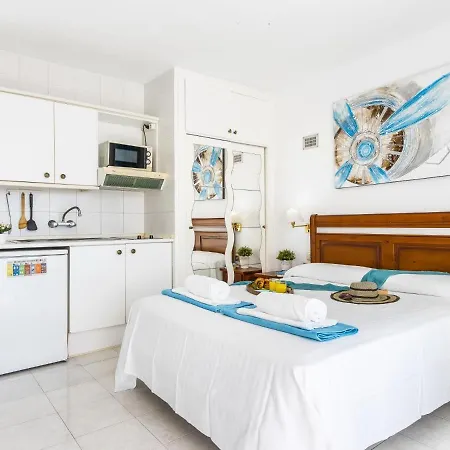 301 Great Location Compact Studio, Closed Pool Apartman