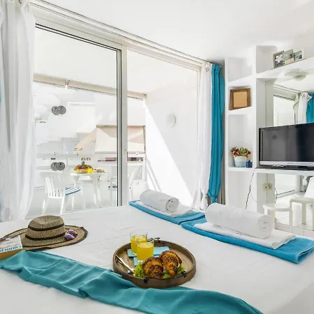 301 Great Location Compact Studio, Closed Pool *